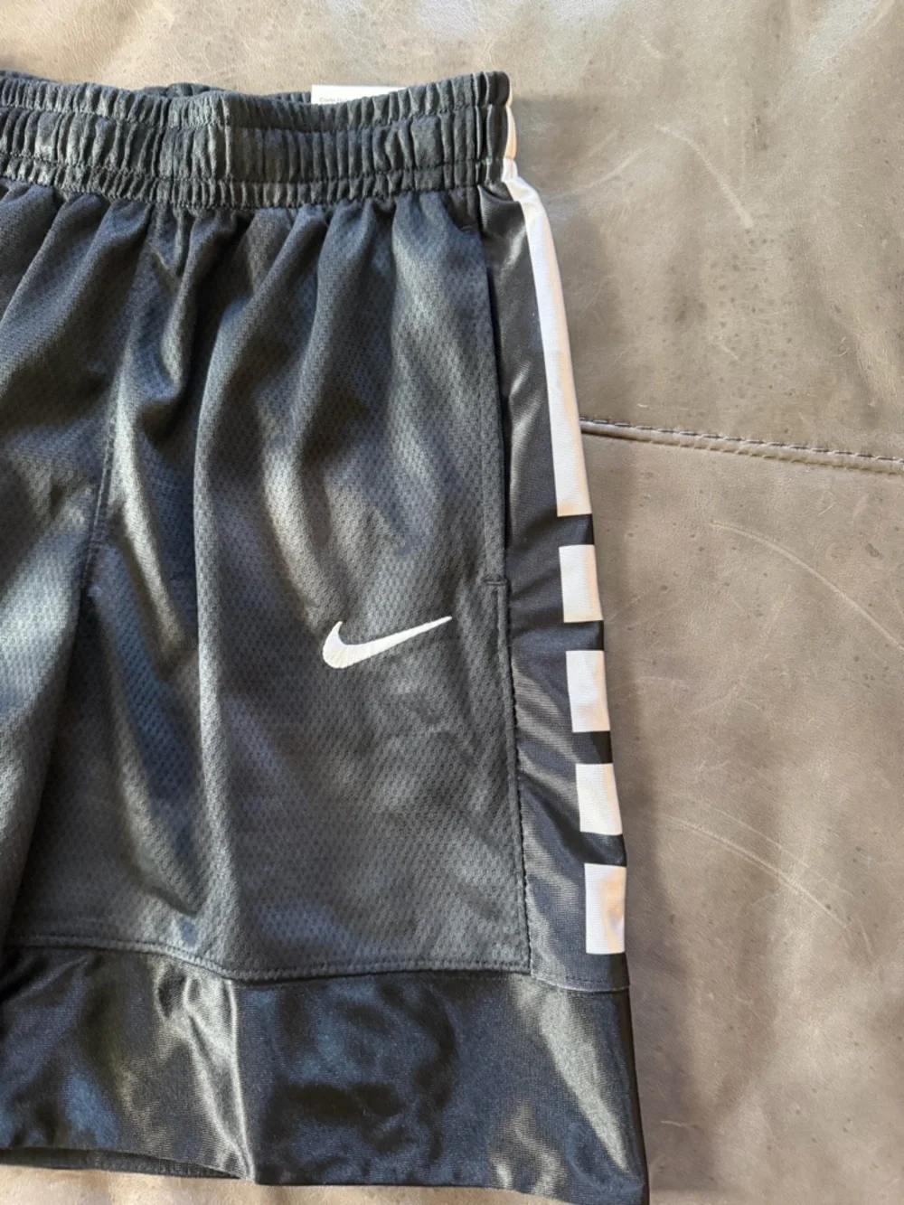 Nike Dri-FIT Athletic Shorts Boys Size M Black Loose Fit Mesh Basketball Gym NWT - Picture 2 of 6